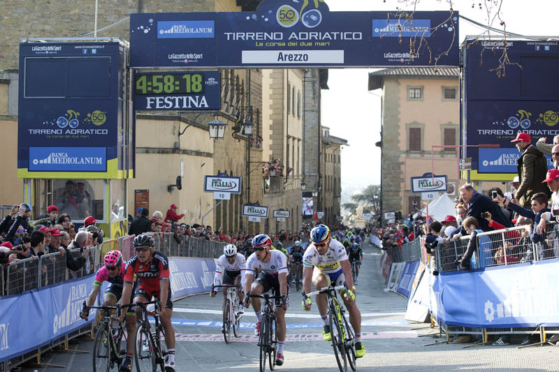l'arrivo della Tirreno-Adriatico in via Ricasoli